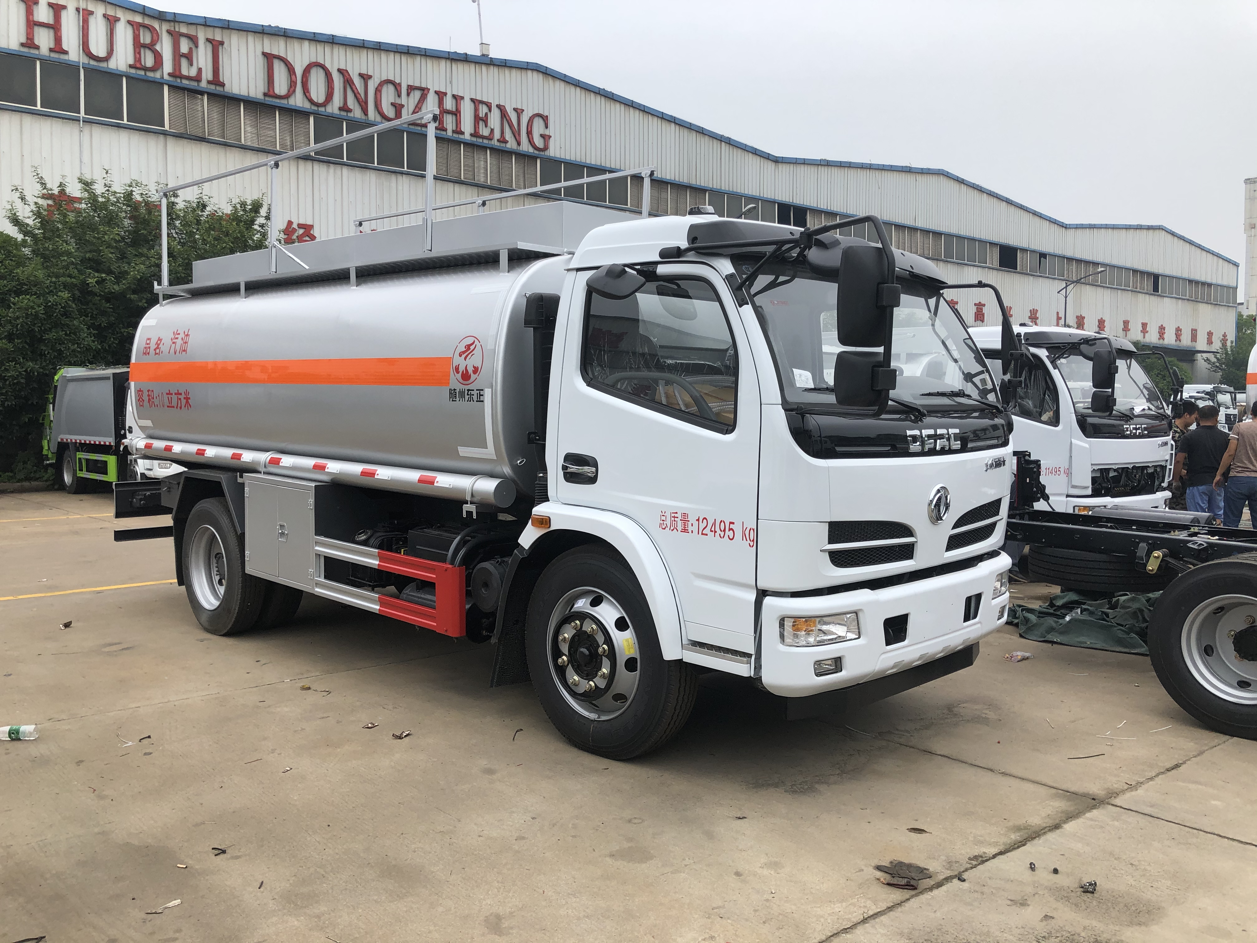 東風(fēng)大多利卡8立方加油車(chē)