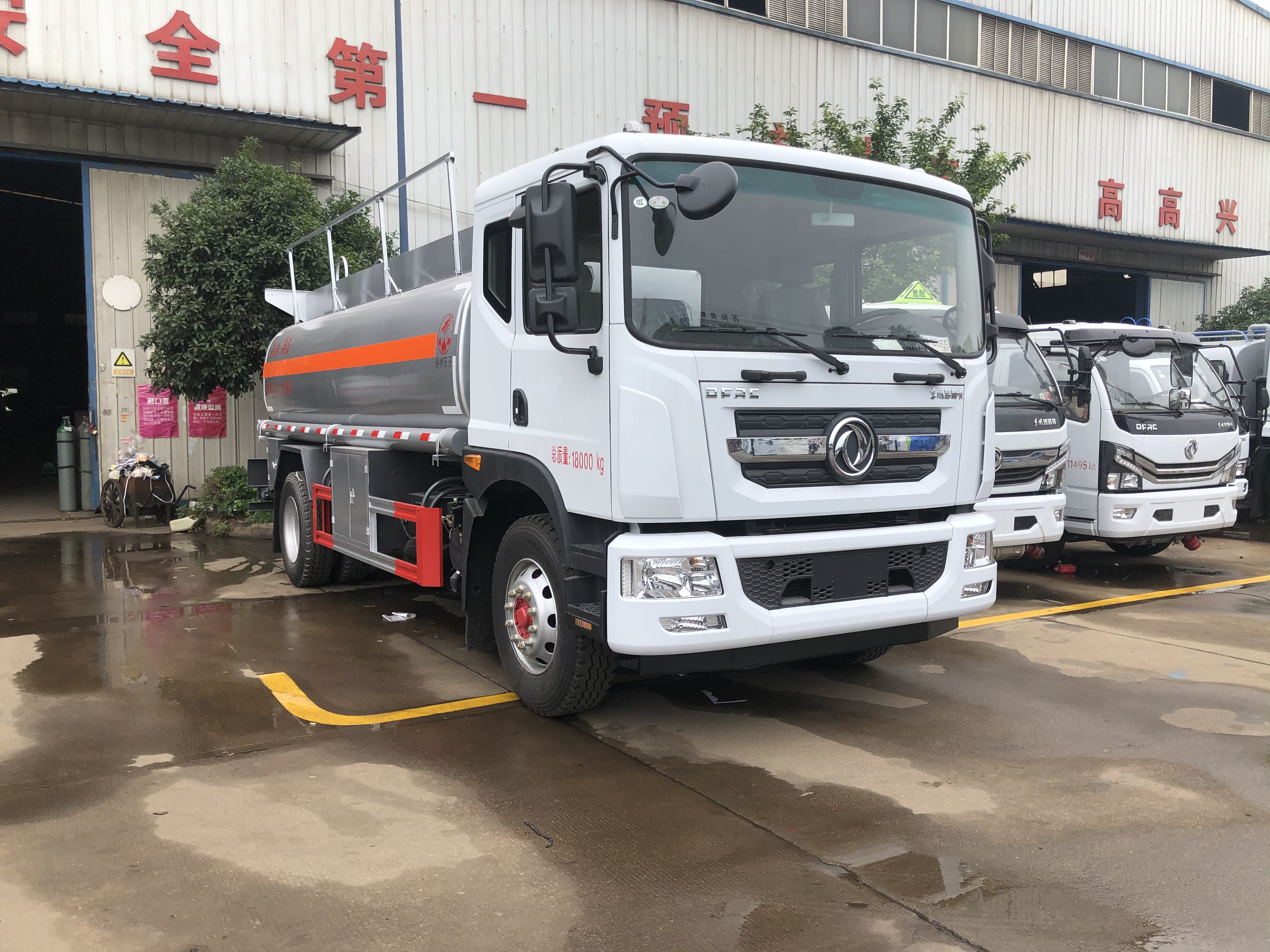 東風(fēng)D9多利卡15立方運油車(chē)