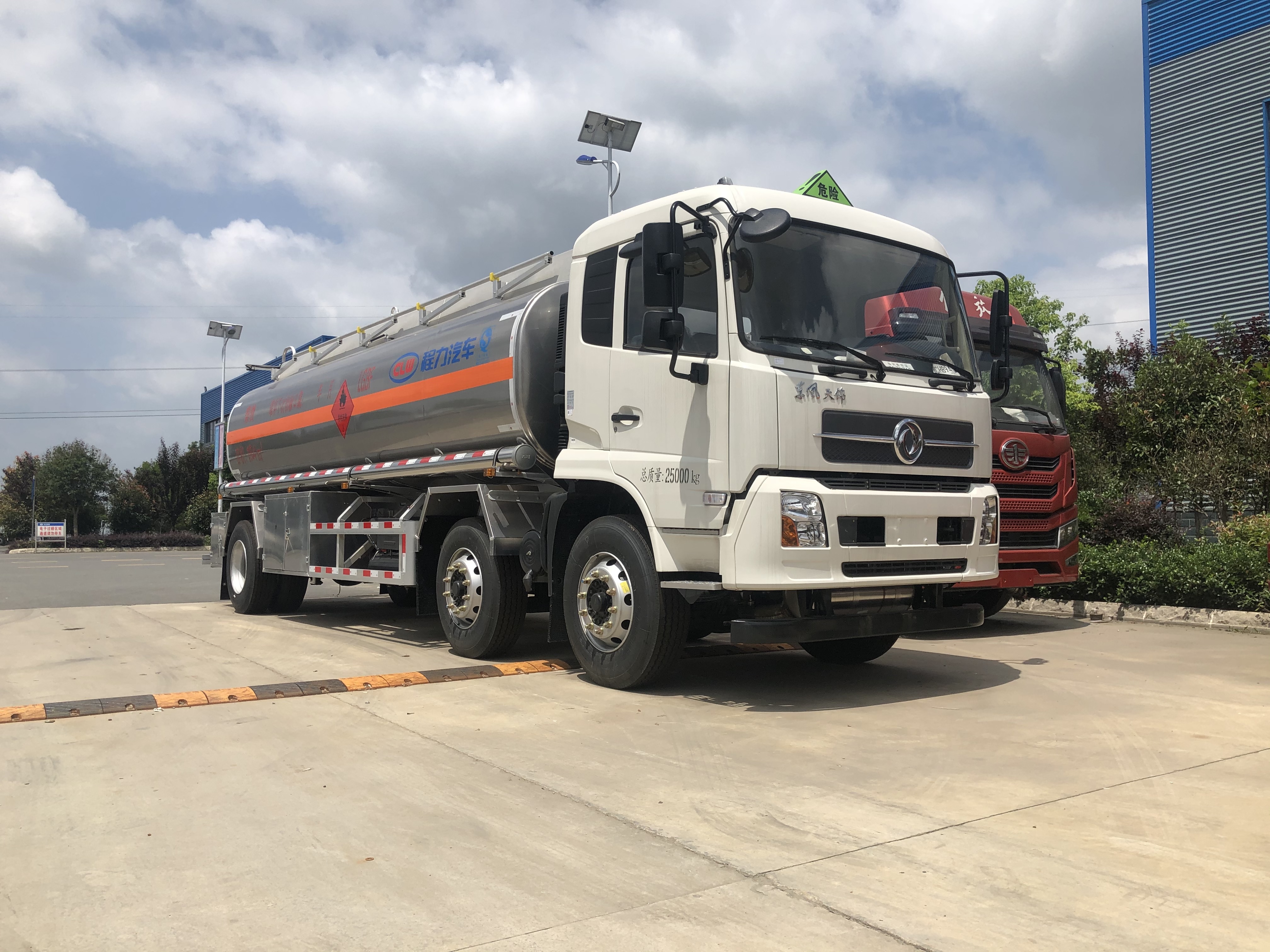東風(fēng)天錦小三軸22立方運油車(chē)