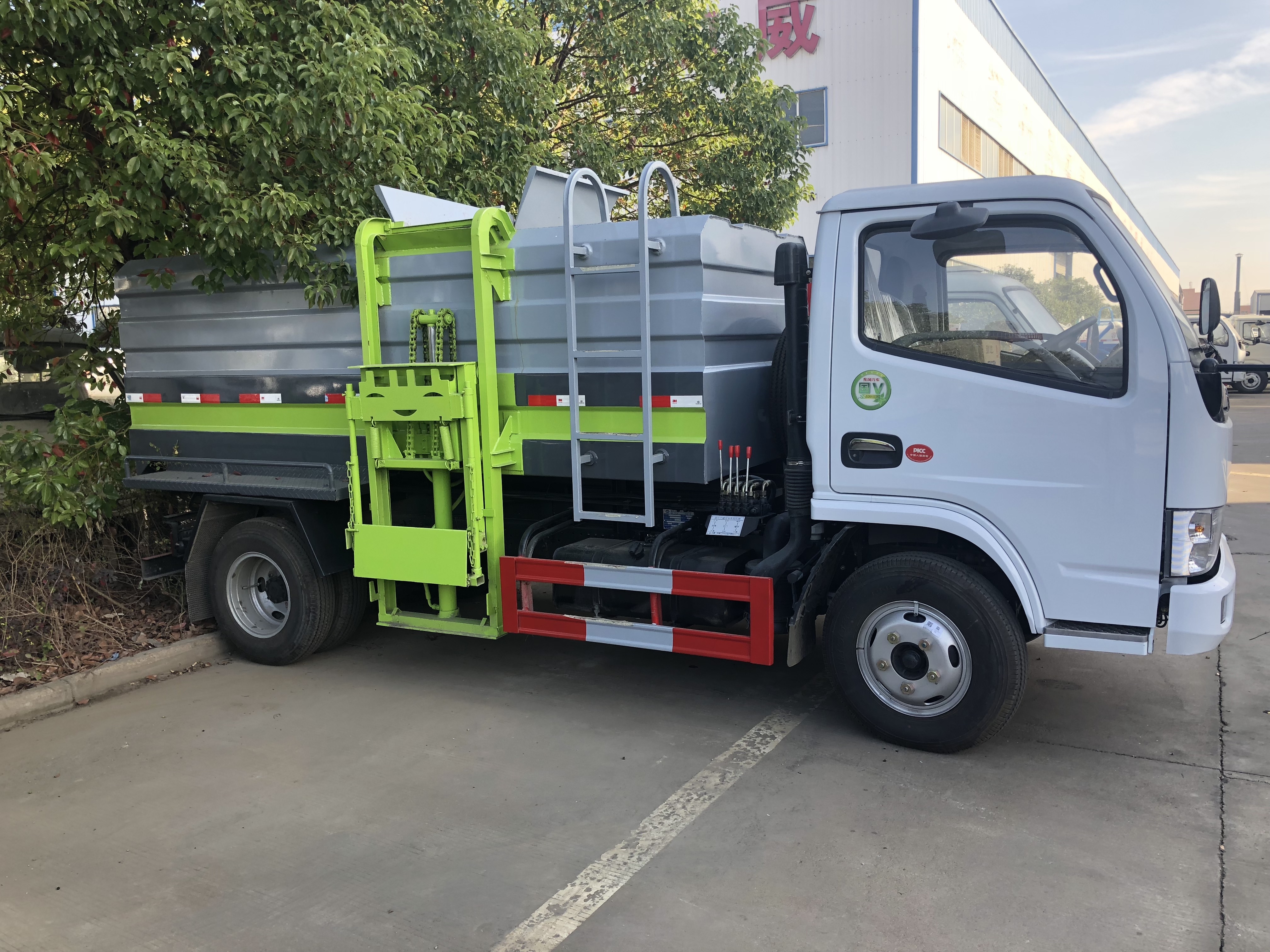 東風(fēng)方形5方餐廚垃圾車(chē)（藍牌）