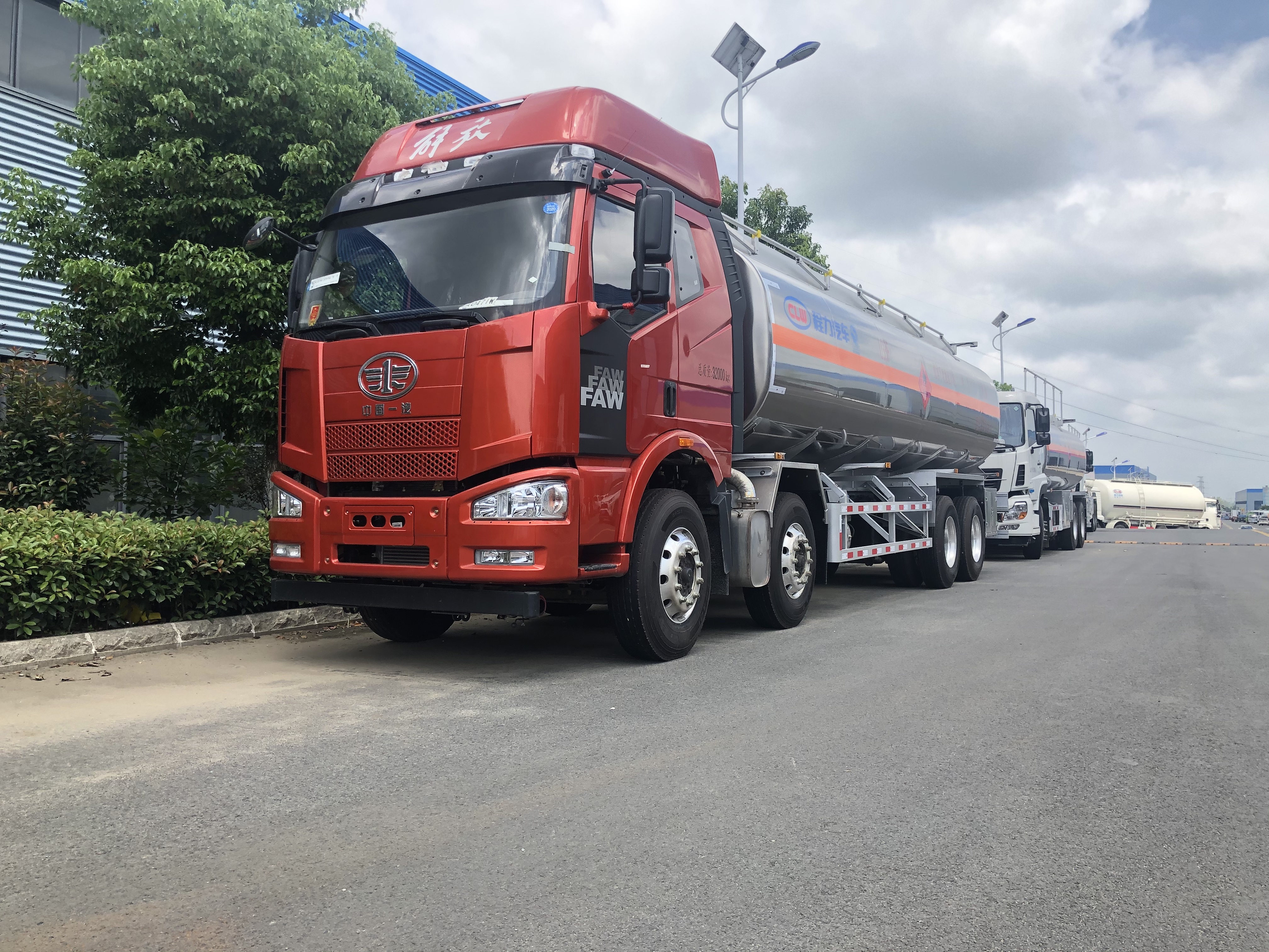 解放前四后八30立方鋁合金運油車(chē)