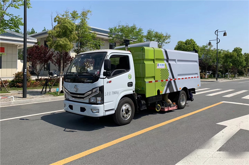 國六小多利卡5噸1水4塵吸塵車(chē)